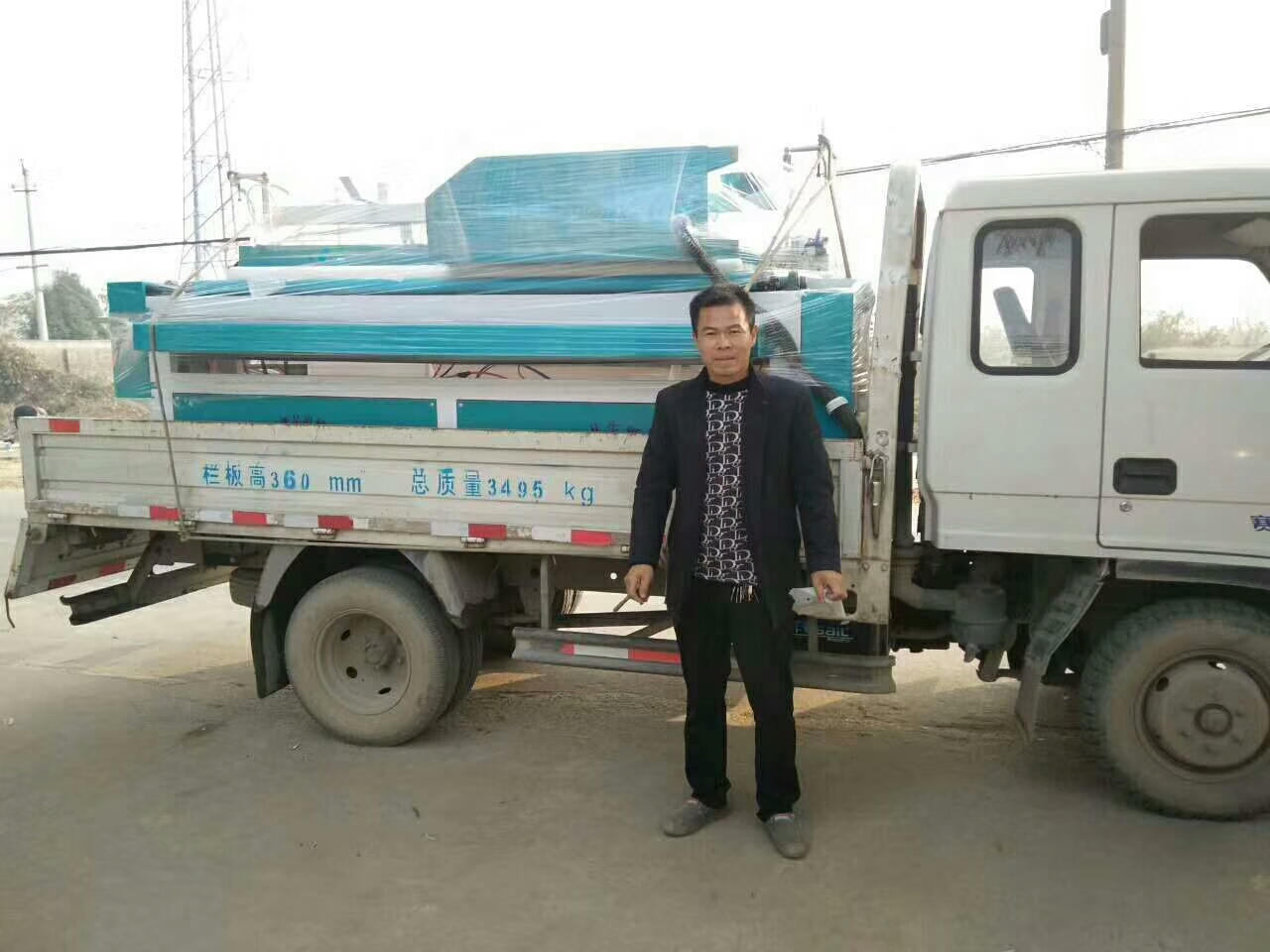 【河南焦作】衛生紙復卷機裝車發(fā)貨